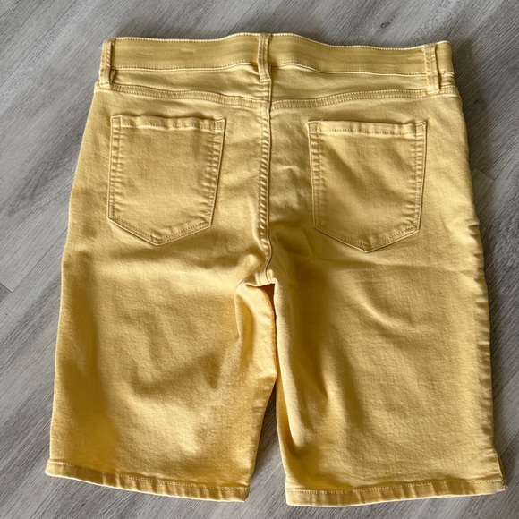 Liz Claiborne Sunny Yellow Women's Shorts - Picture 2 of 4